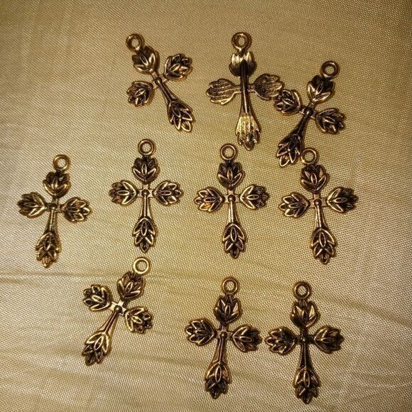 Fancy gold cross charms - Picture 2 of 3